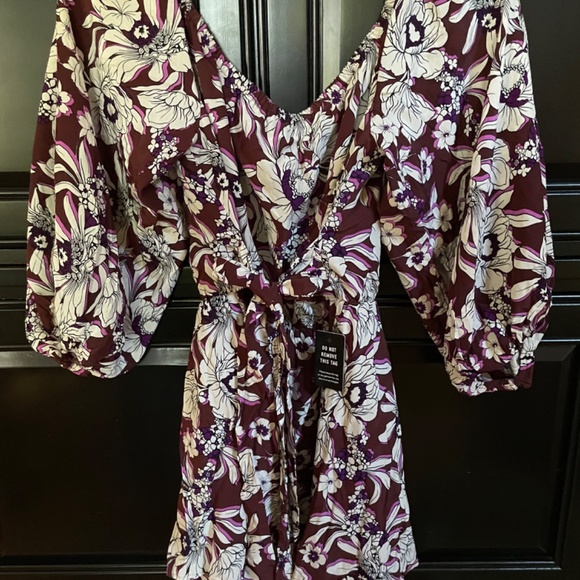 NWT-Express-Women’s Size Large off the shoulder tie waist romper - Picture 3 of 4